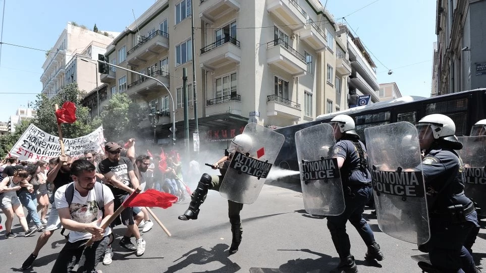 Ένταση και χημικά με φοιτητές έξω από τα γραφεία του ΣΕΒ (Βίντεο)